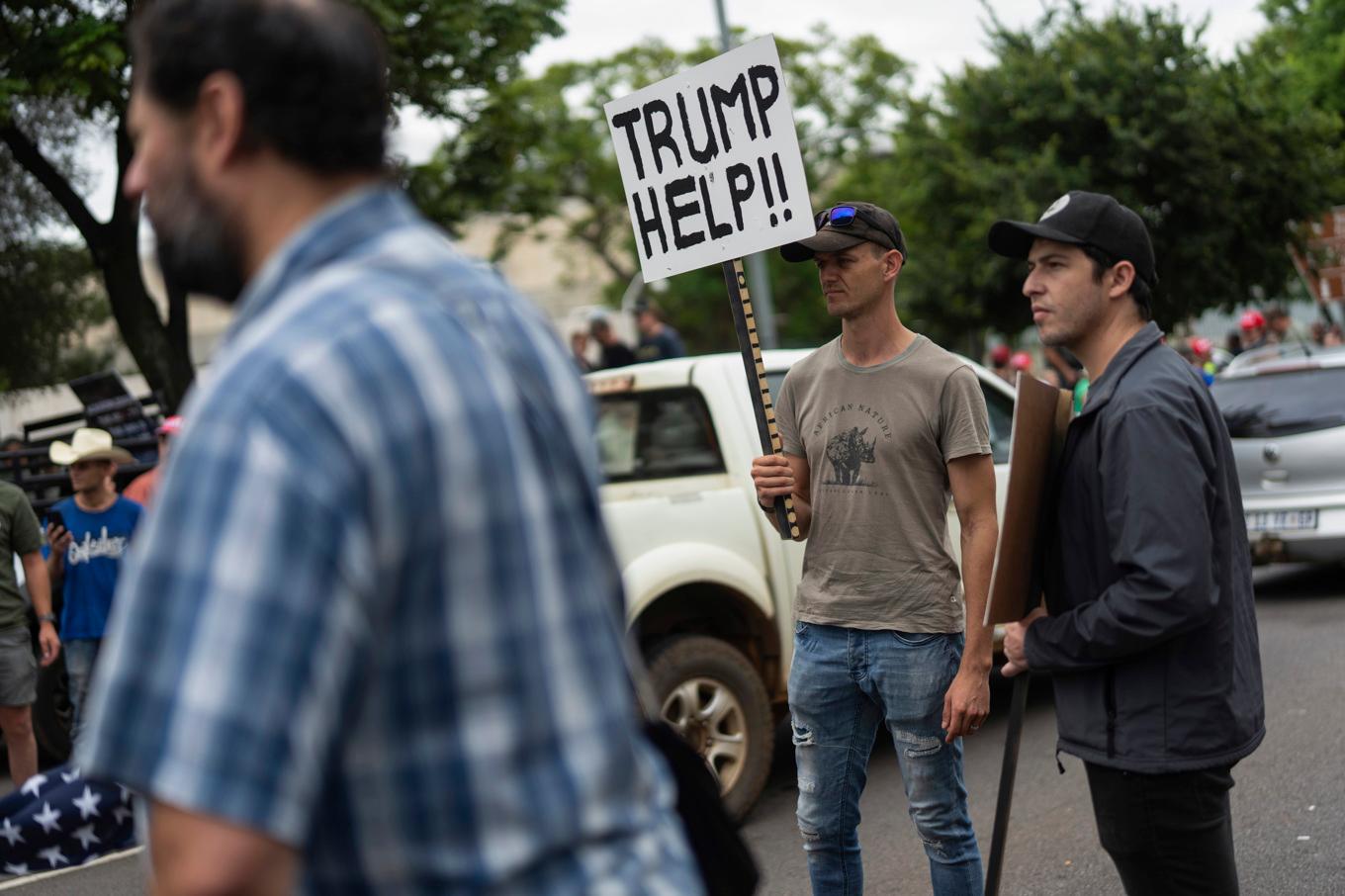 Sydafrikaner demonstrerar i Pretoria till stöd för USA:S president Donald Trump. Bild från 15 februari. Foto: Jerome Delay/AP/TT