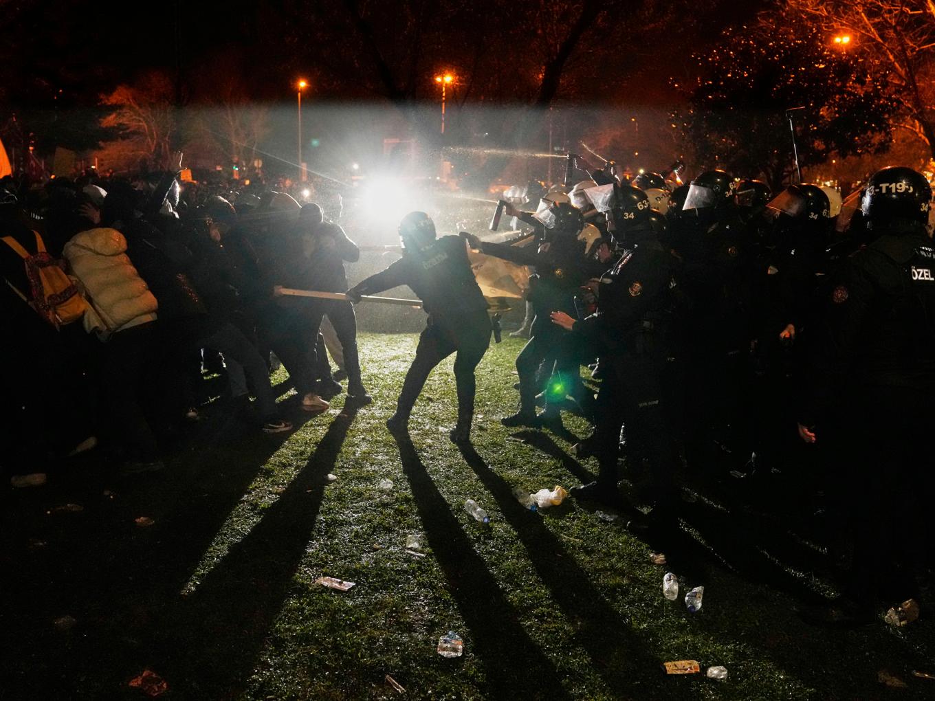 Kravallutrustad polis använder tårgas mot demonstranter i Istanbul. Foto: Khalil Hamra/AP/TT