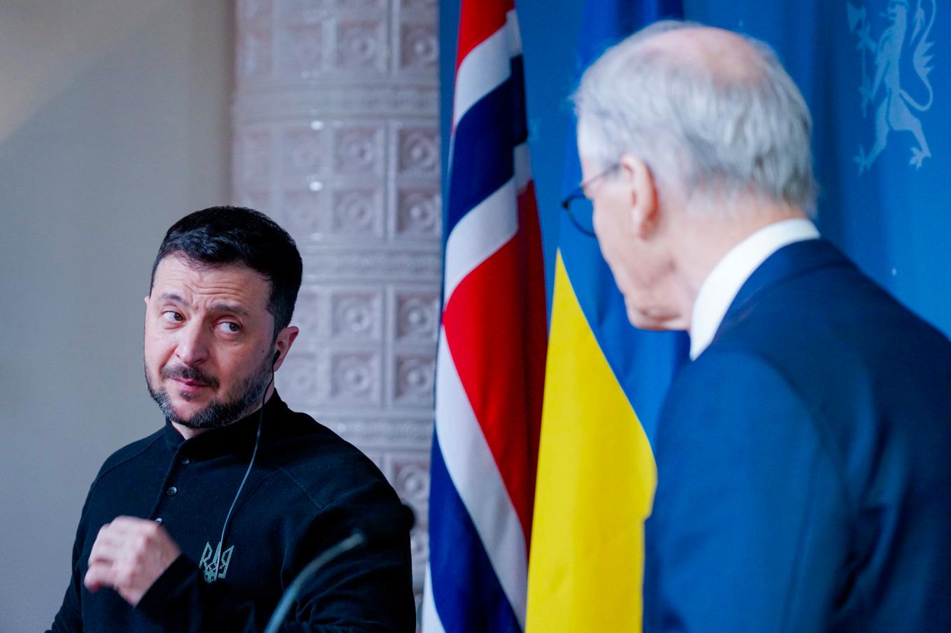 Ukrainas president Volodymyr Zelenskyj tackar statsminister Jonas Gahr Støre för omfattande norskt stöd. Foto: Ole Berg-Rusten/AP/TT