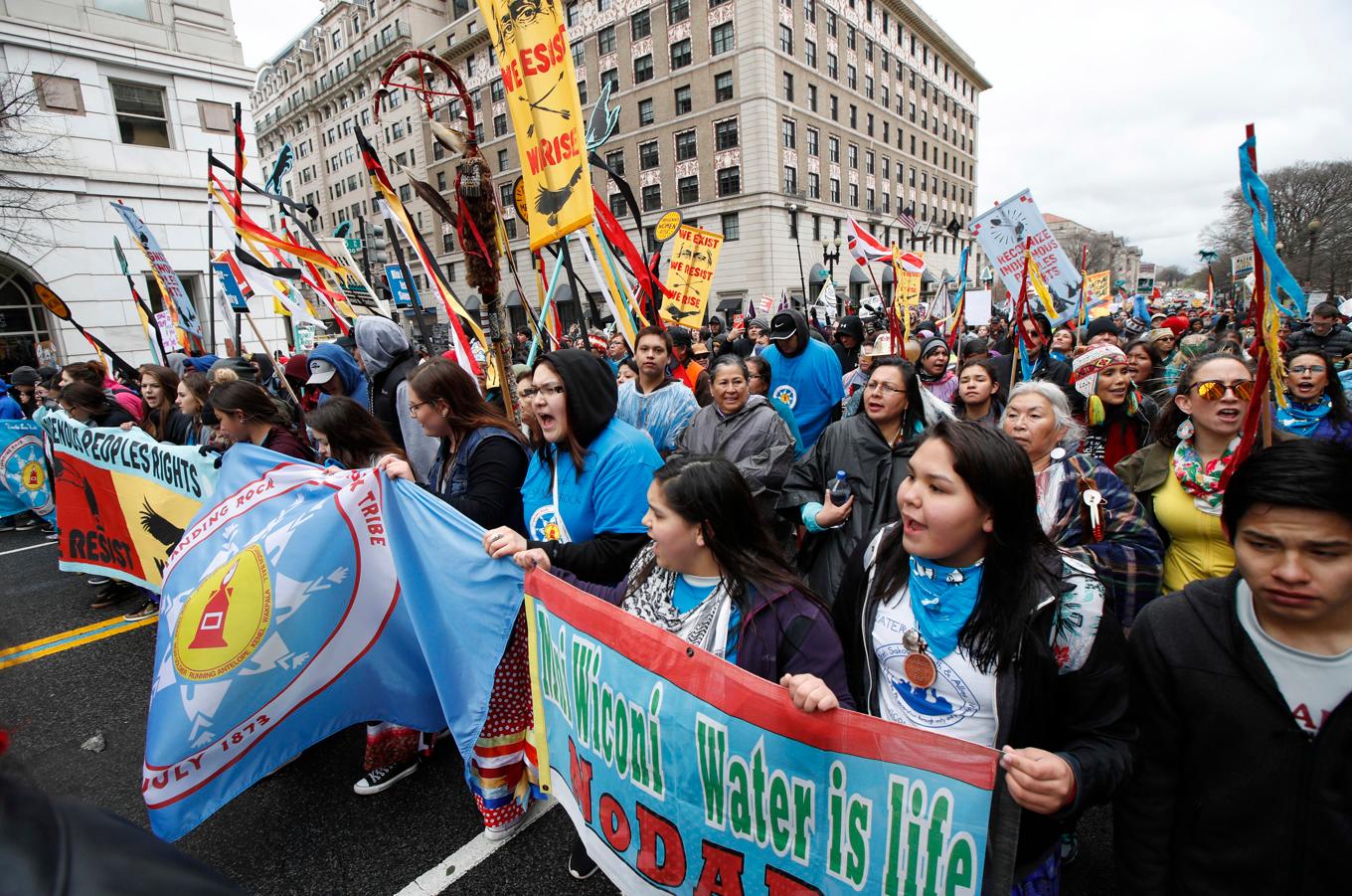 Protester mot den planerade oljeledningen Dakota Access pipeline i Washington 2017. Foto: Manuel Balce Ceneta/AP/TT