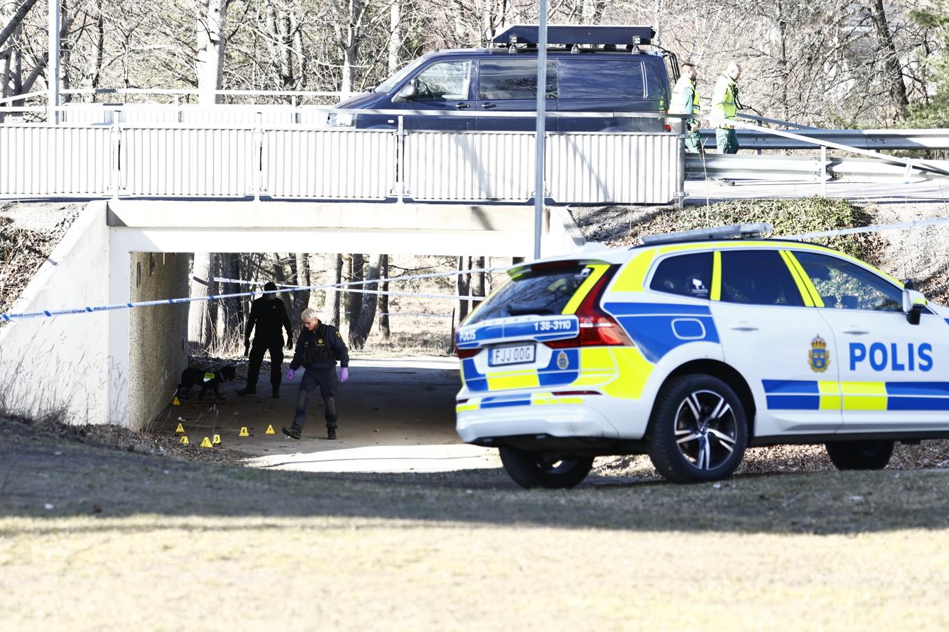 Polis på plats efter att en person hittats skjuten under en bro i stadsdelen Geneta i Södertälje på fredagseftermiddagen. Foto: Stefan Jerrevång/TT