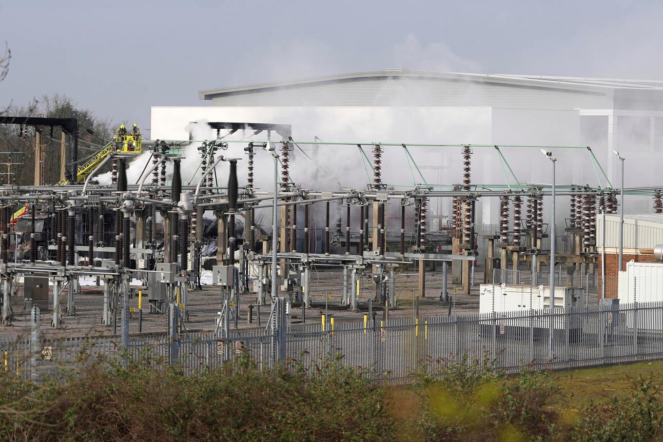 Brandmän släcker den brand i en transformatorstation som lett till att Londonflygplatsen Heathrow stängts under fredagen. Foto: Kirsty Wigglesworth/AP/TT