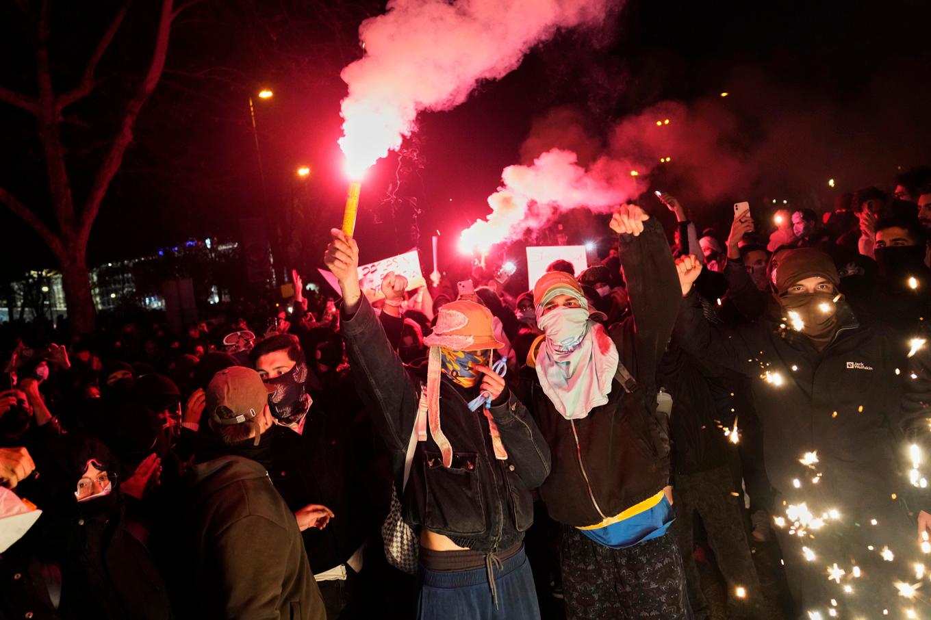 Regimkritiska protester i Istanbul. Foto: Khalil Hamra/AP/T