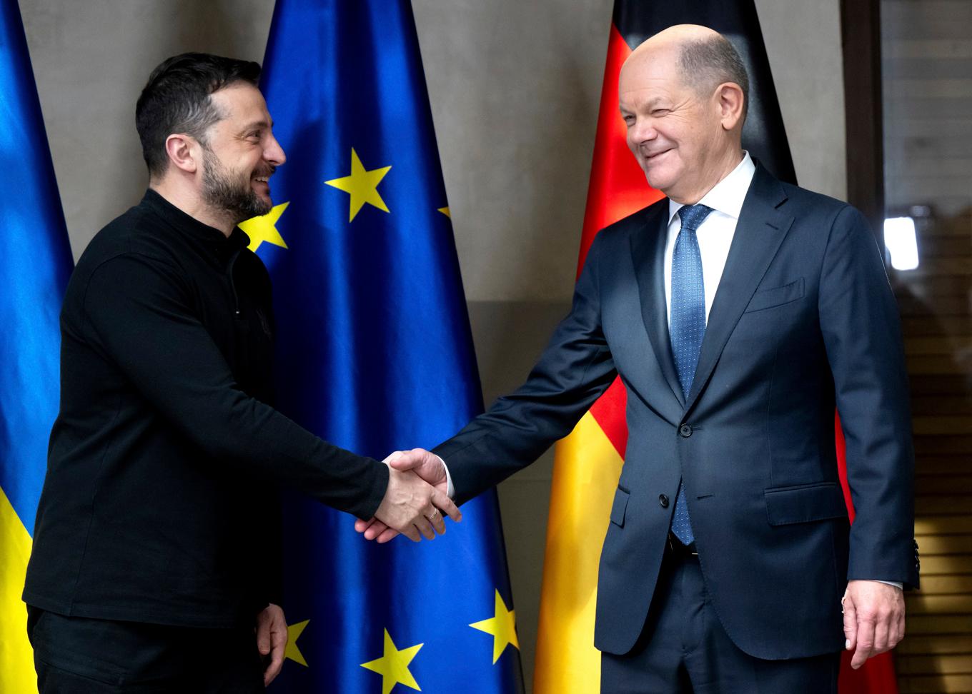 Tysklands förbundskansler Olaf Scholz (till höger) tilllsammans med Ukrainas president Volodymyr Zelenskyj vid säkerhetskonferensen i München i mitten av februari. Foto: Sven Hoppe/AP/TT