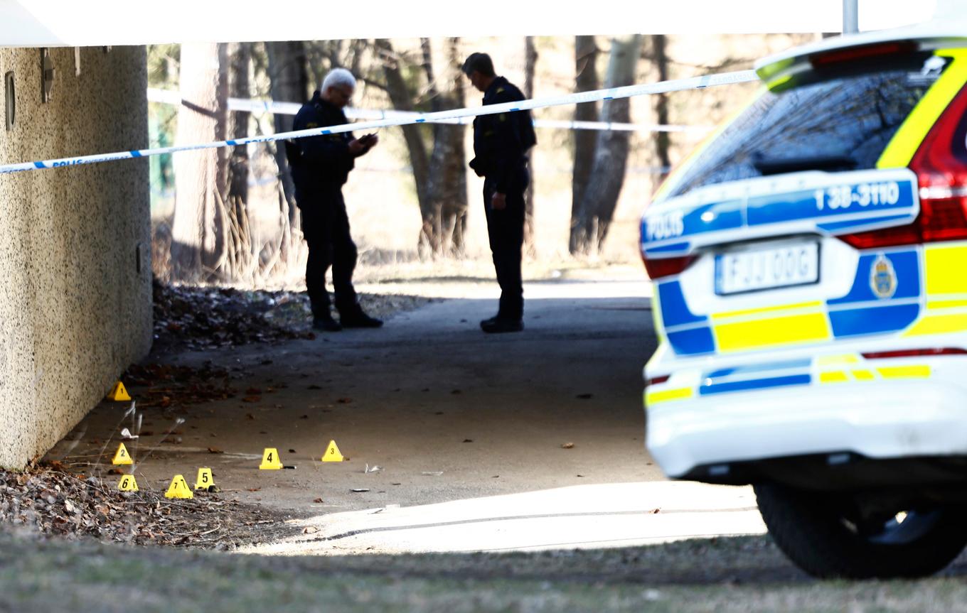 Polis på plats sedan en ung man skjutits i Södertälje i fredags eftermiddag. Foto: Stefan Jerrevång/TT