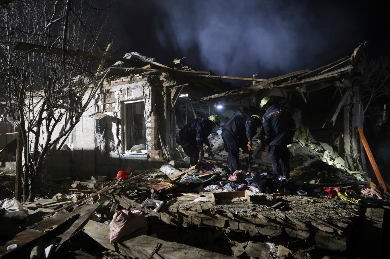 Räddningsarbetare i resterna av ett bostadshus i Zaporizjzja som förstördes av ryska drönare under fredagen. Foto: Kateryna Klochko/AP/TT