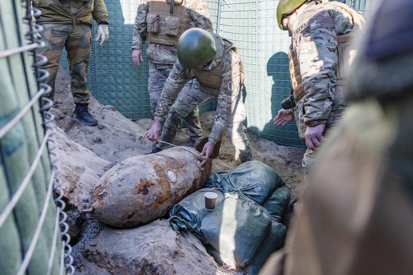 Belgiska experter hjälper norska försvaret med att oskadliggöra bomben från andra världskriget. Foto: Synne Nilsson/Norska försvaret