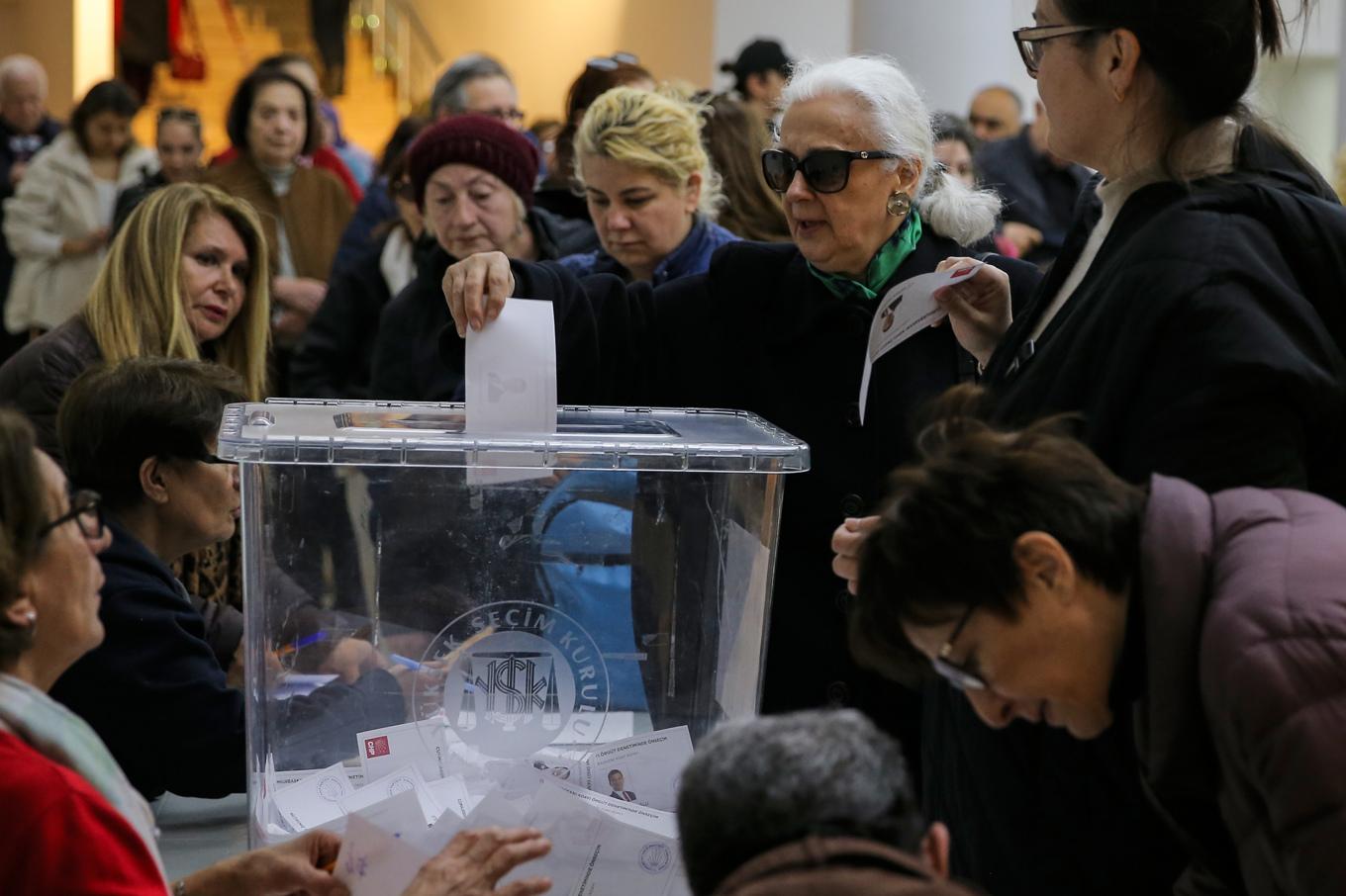 En kvinna lägger sin röst i oppositionspartiet CHP:s val om presidentkandidat. Foto: Huseyin Aldemir/AP/TT