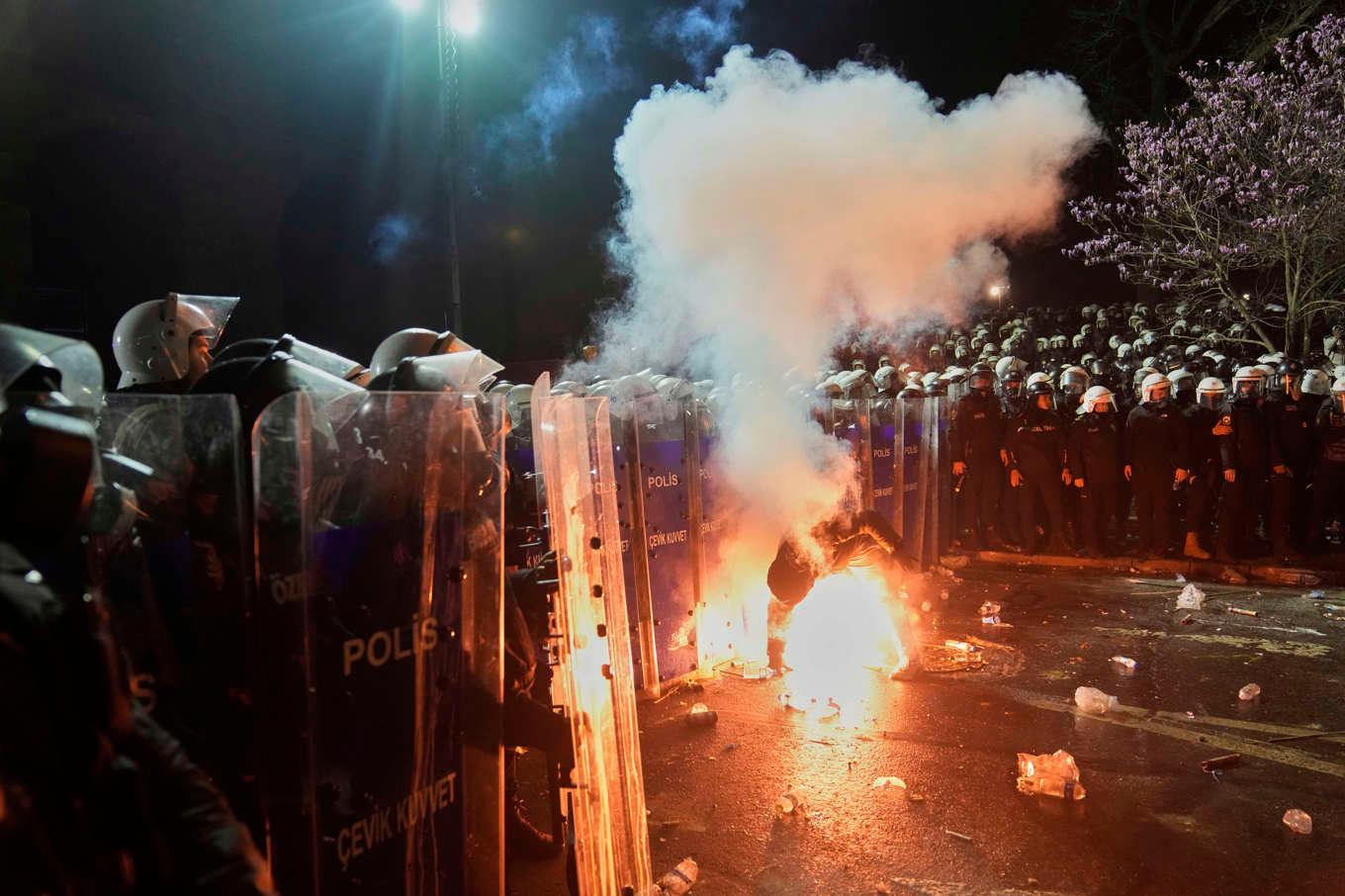 Protester i Istanbul under lördagen. Foto: Khalil Hamra/AP/TT