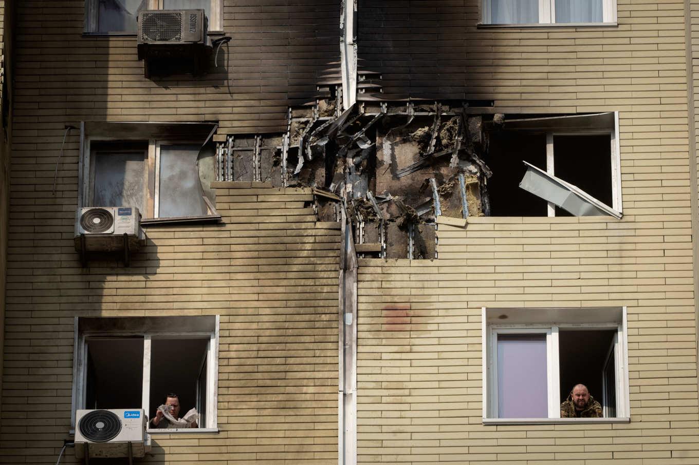 Förstörelse i den ukrainska huvudstaden Kiev efter ryska drönarattacker under natten till söndagen. Foto: Efrem Lukatsky/AP/TT