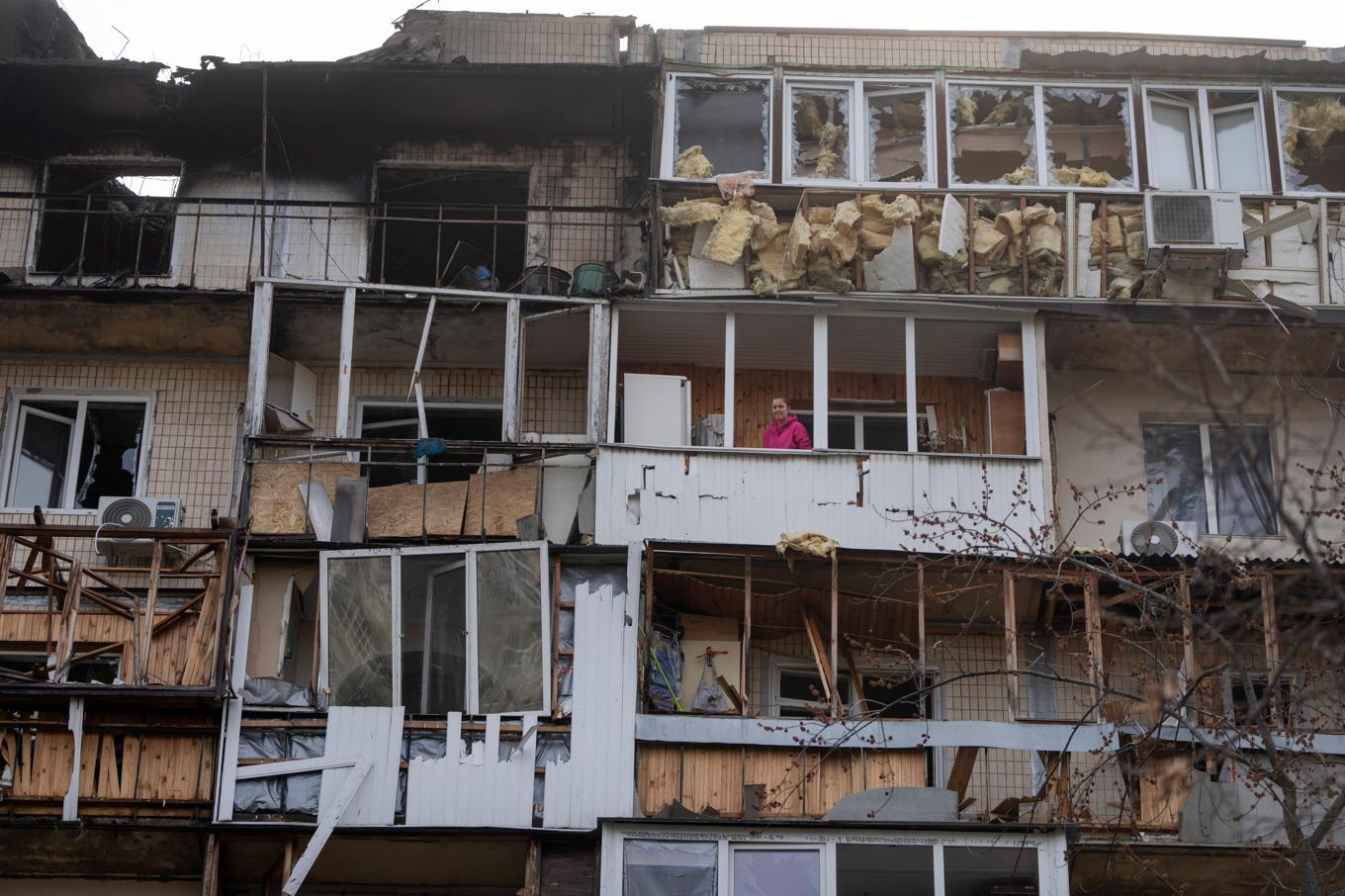 En boende städar upp vid en lägenhet efter en drönarattack mot den ukrainska huvudstaden Kiev. Foto: Efrem Lukatsky/AP/TT