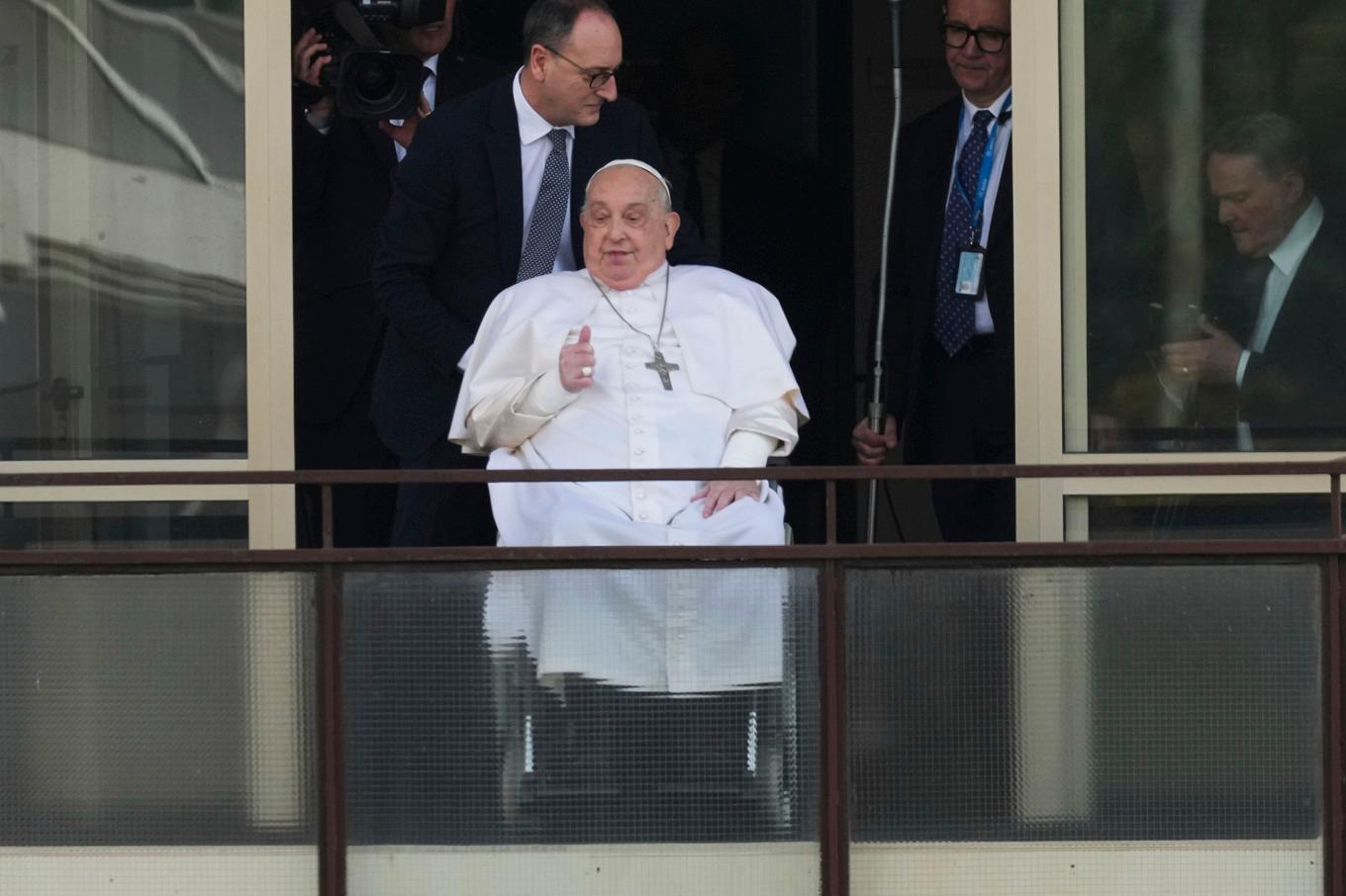 Påve Franciskus gör tummen upp i Rom. Foto: Andrew Medichini/AP/TT