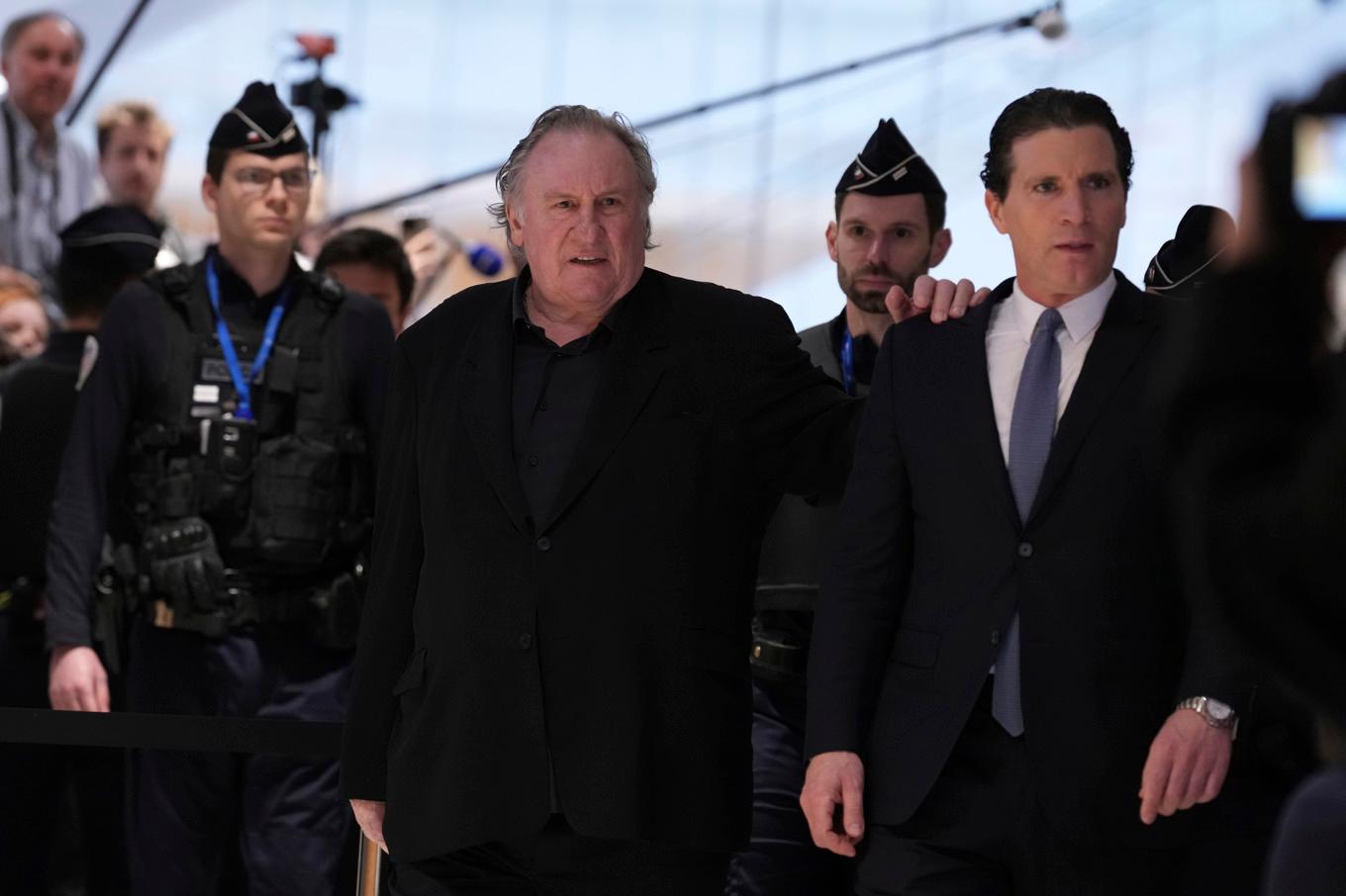 Skådespelaren Gérard Depardieu anklagas för sexuella övergrepp på flera kvinnor. Här anländer han till domstolen. Foto: Aurelien Morissard/AP/TT