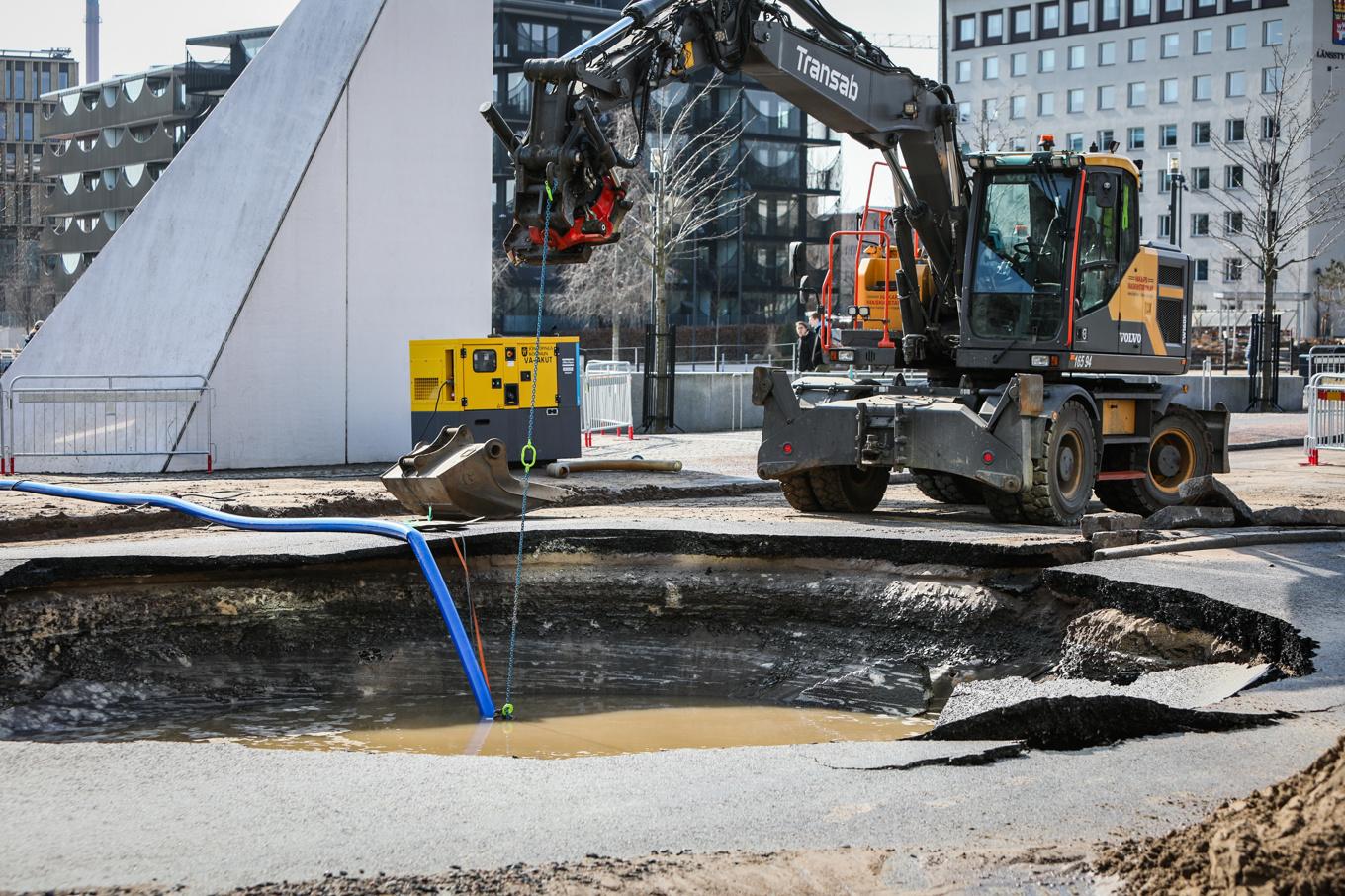 Ett stort hål har bildats där vattenläckan uppstod i centrala Jönköping. Foto: Mattias Landström/TT