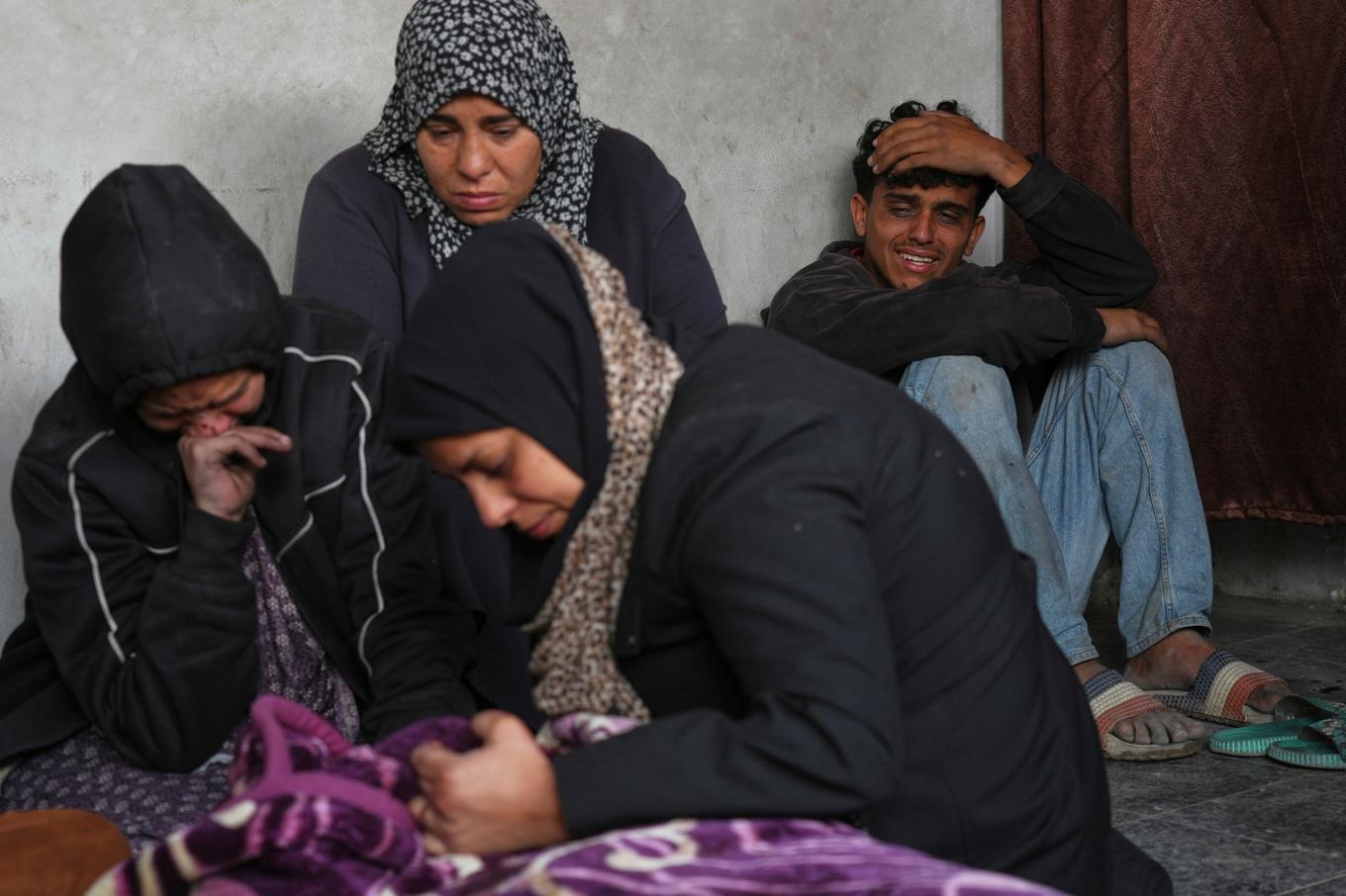 En eller flera personer i familjen Abu Aker dödades i Israels anfall och ska begravas. Här tar sörjande anhöriga farväl på måndagsmorgonen. Foto: Jehad Alshrafi/AP/TT