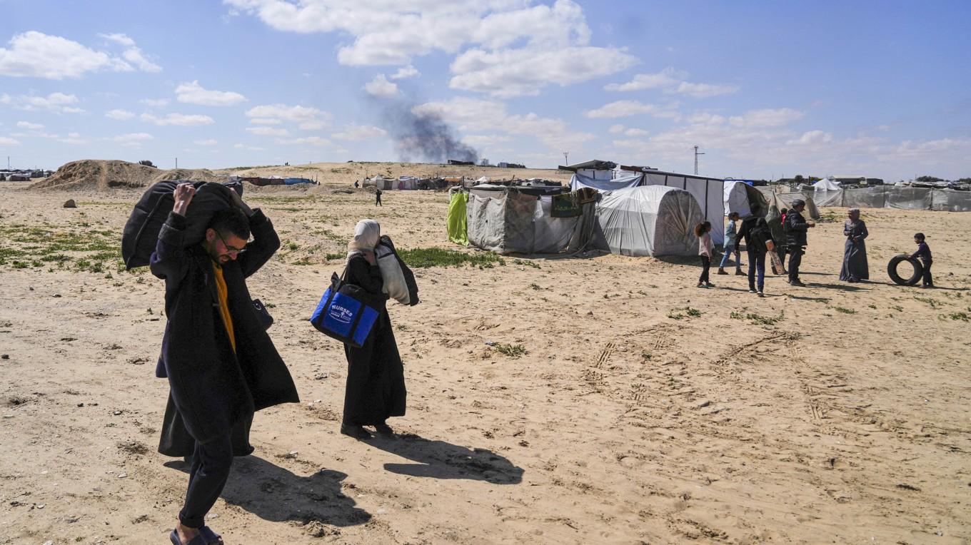 Palestinier på flykt i Rafah på söndagen. Foto: Abdel Kareem Hana/AP/TT