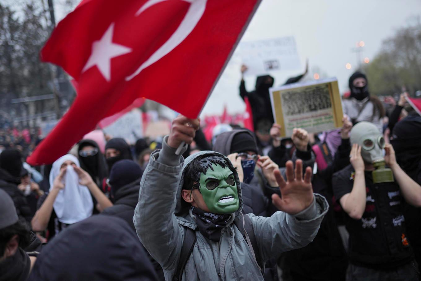 Demonstration till stöd för Ekrem Imamoglu i Istanbul på söndagen. Foto: Francisco Seco