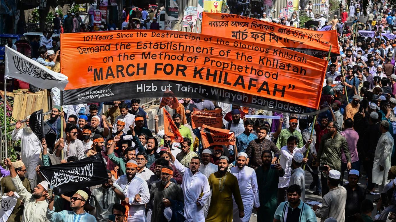 Medlemmar av den förbjudna islamistgruppen Hizb ut-Tahrir deltar i demonstrationen ”Marsch för kalifat” efter fredagsbönen utanför den nationella moskén Baitul Mukarram i Dhaka den 7 mars. Foto: Munir Uz Zaman/AFP via Getty Images