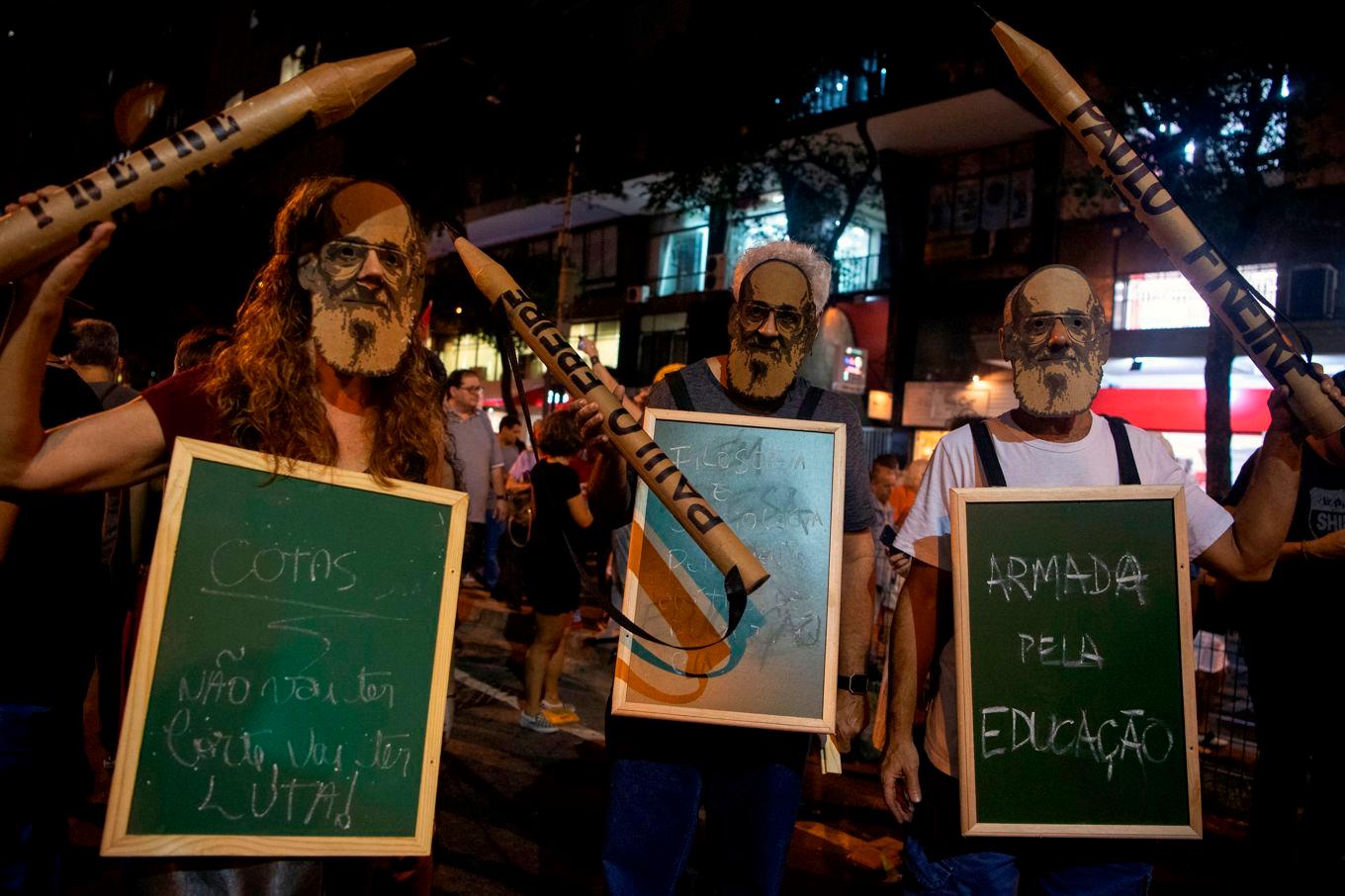 Demonstranter i Brasilien 2019, maskerade till att likna den kommunistiske pedagogen Paulo Freire, som delade in världen i förtryckta och förtryckare. Foto: Mauro Pimentel/AFP via Getty Images