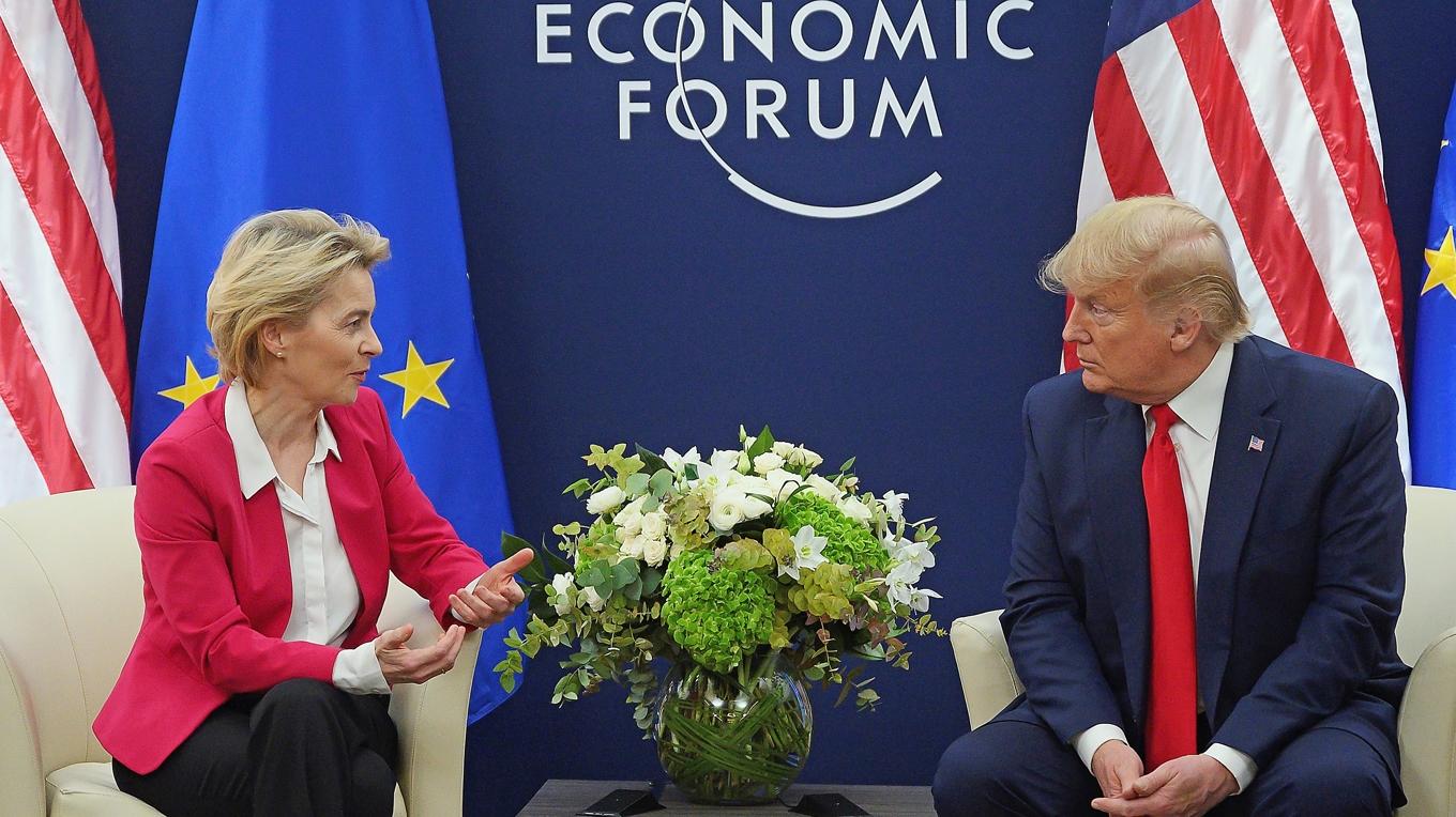 Länders och alliansers utrikespolitiska strategier skiftar. I dag står USA under Donald Trump för en realistisk och EU under Ursula von der Leyen för en idealistisk utrikespolitik. Foto: Jim Watson/AFP via Getty Images