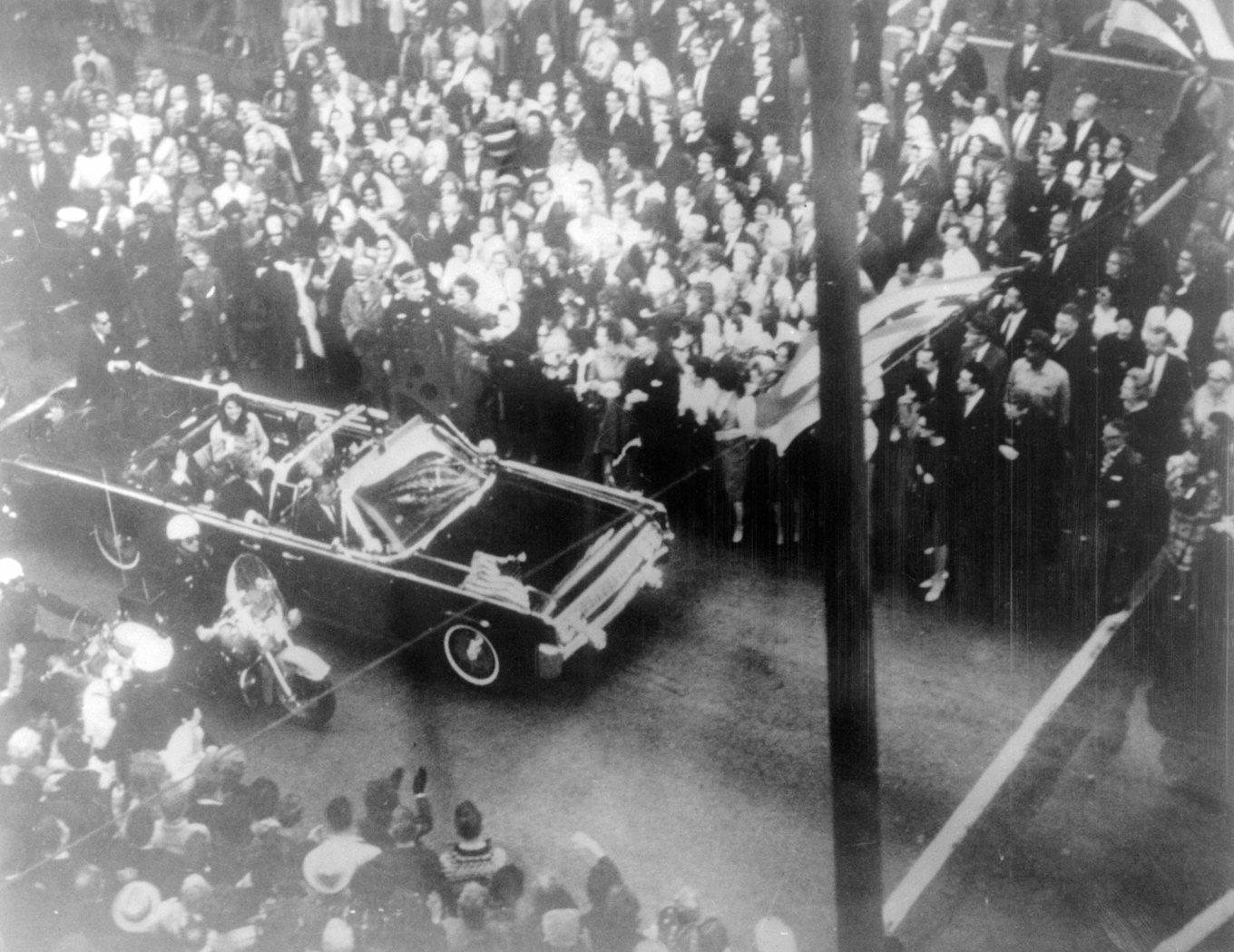 John F. Kennedys bilkortege strax innan mordet i Dallas 1963. Nu har fler dokument gjorts tillgängliga av Trumpadministrationen. Foto: AFP via Getty Images.