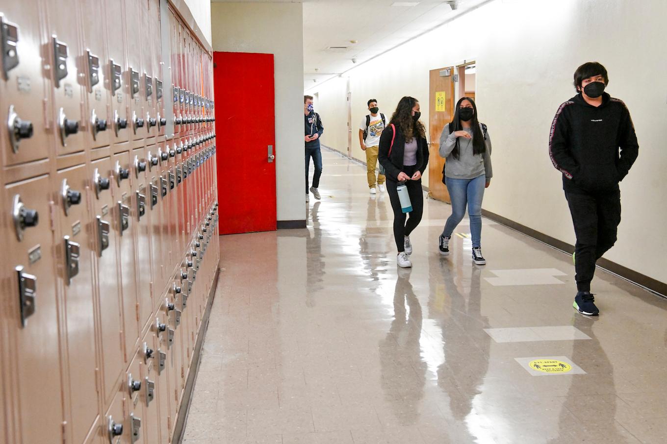 Elever går i korridoren på Hollywood High School i Los Angeles, Kalifornien. Foto: Rodin Eckenroth/Getty Images