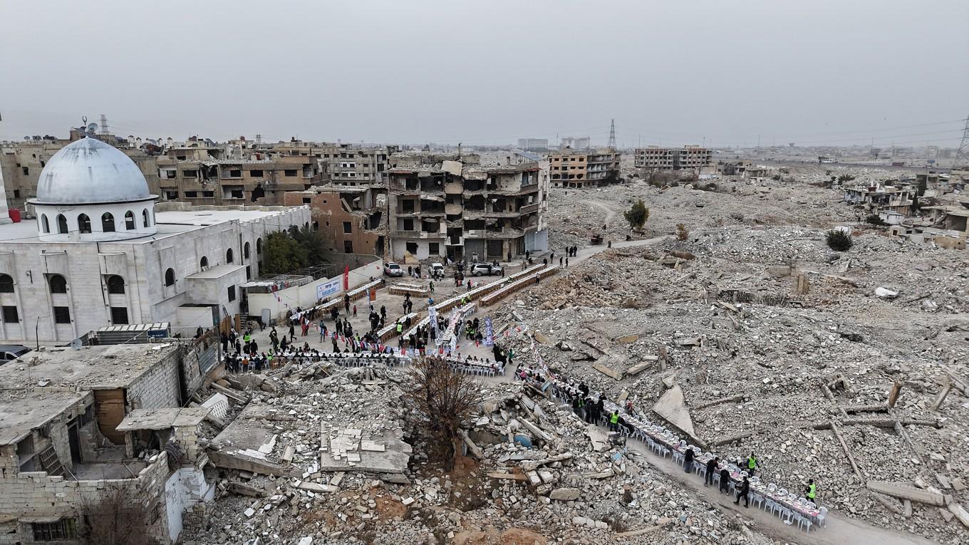 Människor samlas för att äta efter att ha brutit den muslimska fastan den 4 mars i Damaskus i Syrien. Foto: Ali Haj Suleiman/Getty Images