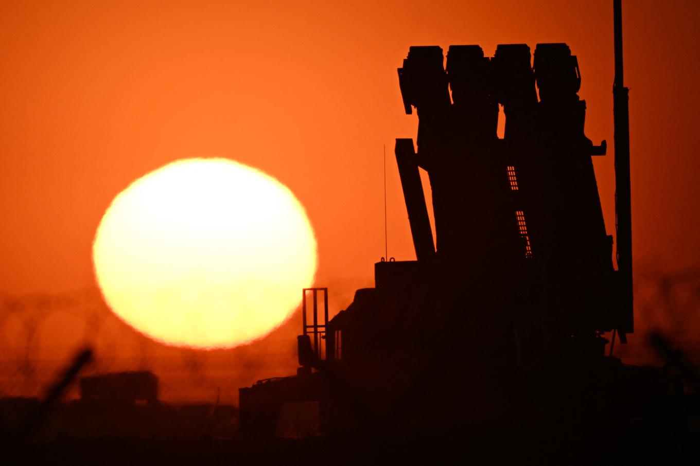 Ett Patriot-system för luftvärn på militärhubben för Ukraina vid polska Jasionka. Stödet för krigsinsatsen i Ukraina varierar i Europa. Foto: SERGEI GAPON/AFP via Getty Images