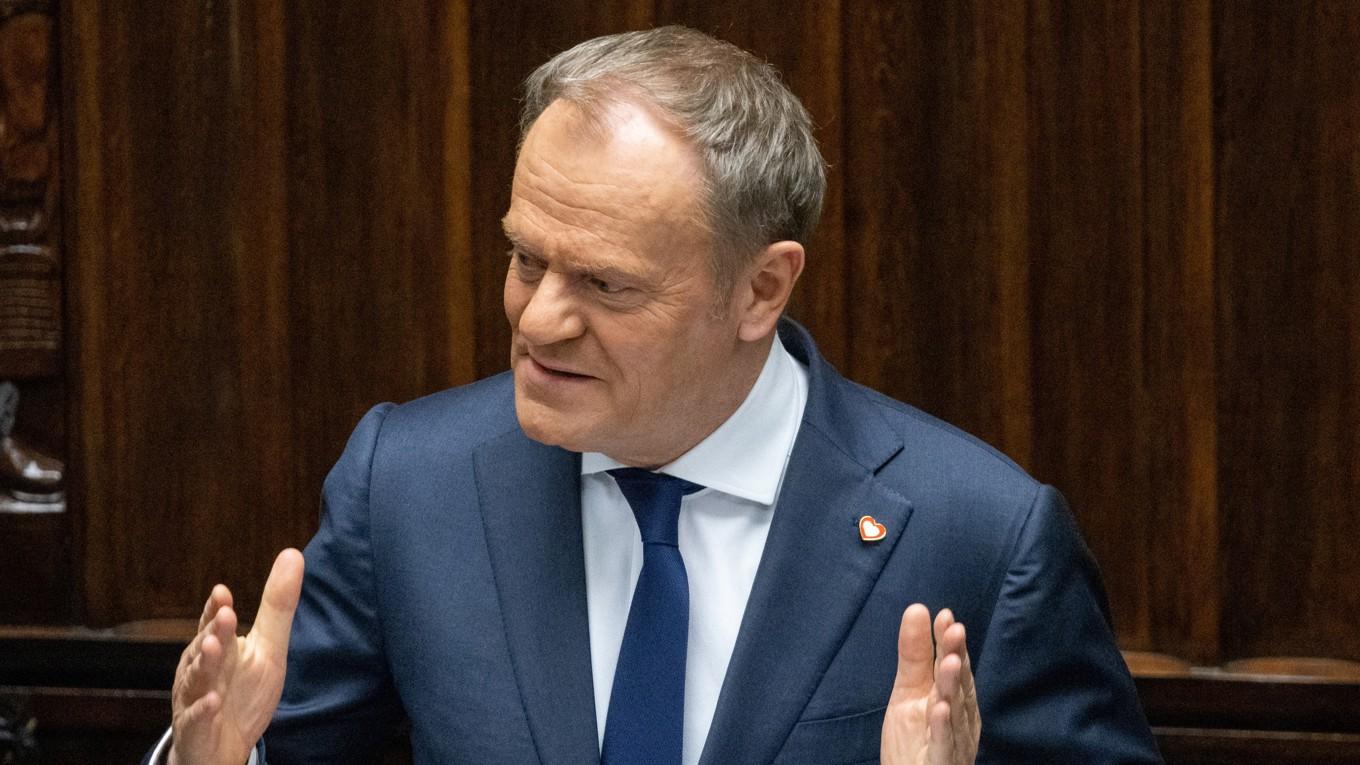 Donald Tusk talar till parlamentet i Warszawa den 7 mars. Foto: Wojtek Radwanski/AFP via Getty Images