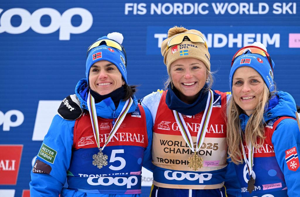 Frida Karlsson skrev VM-historia då hon blev första femmilssegrare på damsidan. Här omges hon av hemmafavoriterna Heidi Weng och Therese Johaug. Loppet blev liksom hela VM en intern uppgörelse mellan Sverige och Norge. Foto: JONATHAN NACKSTRAND/AFP via Getty Images