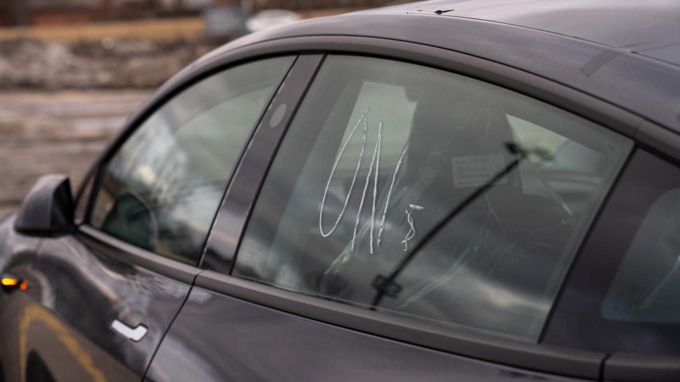 En vandaliserad Tesla-bil på en parkeringsplats i Hamilton i Kanada den 20 mars i år. Foto: Katherine KY Cheng/Getty Images