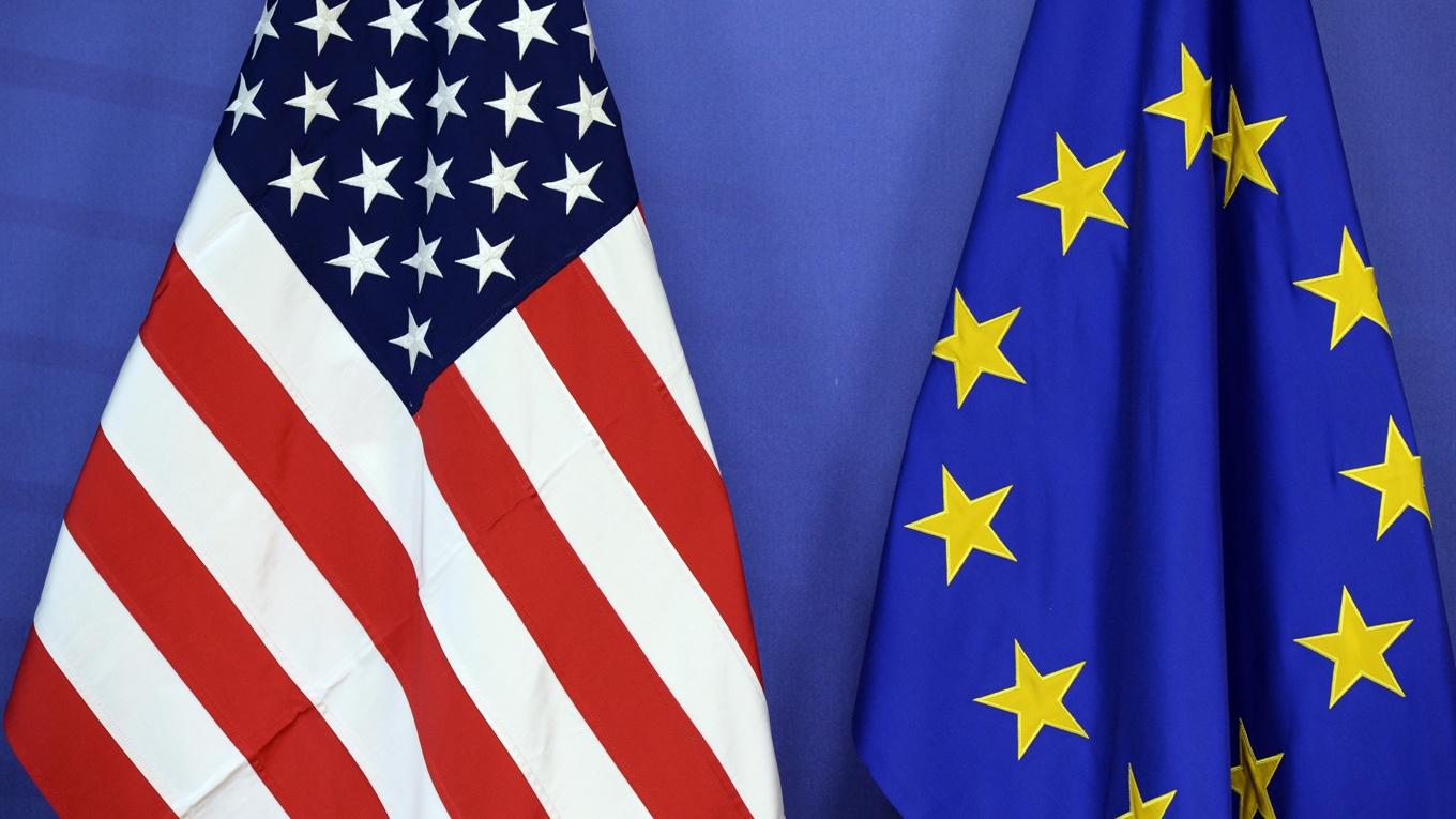 EU måste släppa snuttefilten till USA. EU-länderna har en förhållandevis stark ekonomi och många fördelar, skriver Lotta Gröning. Foto: Thierry Charlier/AFP via Getty Images