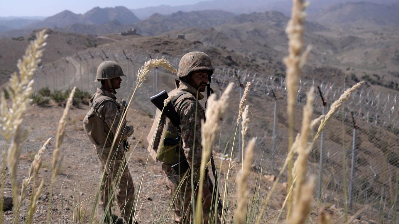 På bilden, som är tagen den 18 oktober 2017, ser man två pakistanska soldater vakta gränsen mot Afghanistan. Foto: Aamir Qureshi/AFP via Getty Images