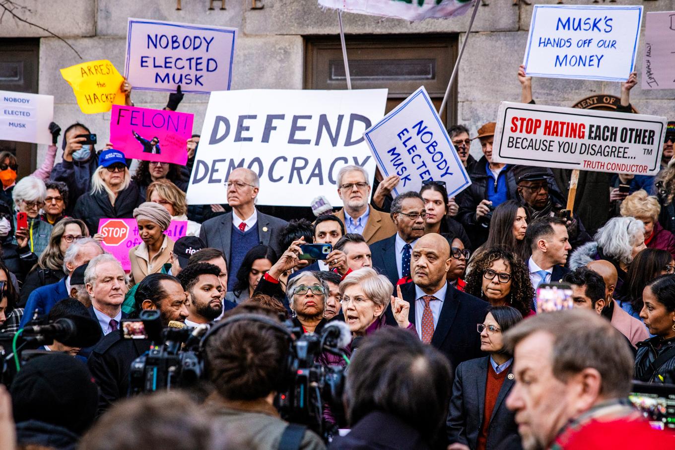 Senator Elizabeth Warren talar vid en protest mot Elon Musk och Doge framför finansdepartementet i Washington D.C. Foto: Anna Rose Layden/Getty Images