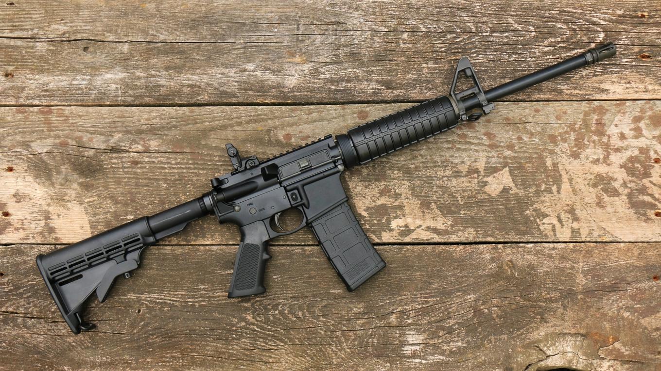 AR i AR-15 står för Armalite Rifle och AR-15 används vanligast för att referera till de civila halvautomatiska varianterna av geväret. Foto: Dariusz Wojtaluk/Shutterstock