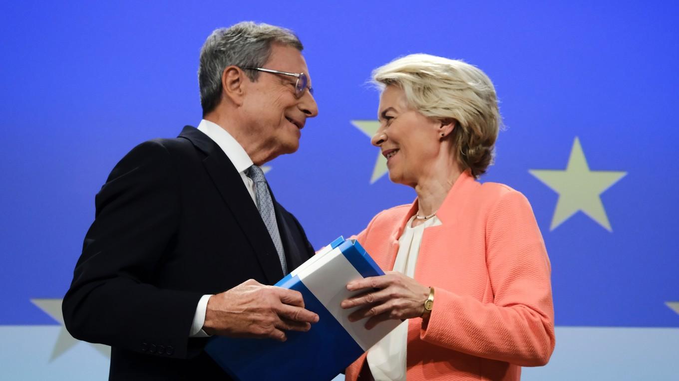 Utredaren Mario Draghi och EU-kommissionens ordförande Ursula von der Leyen, tillsammans under ordet ”konkurrenskraft”. Foto: Alexandros Michailidis/Shutterstock