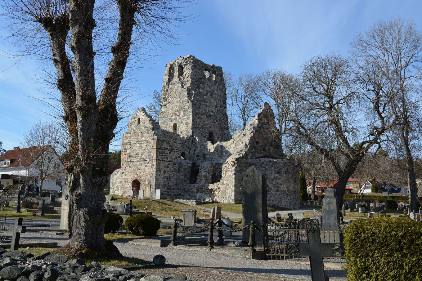 S:t Olofs kyrkoruin. Kyrkan sägs ha byggts på 1100-talet. Foto: Eva Sagerfors