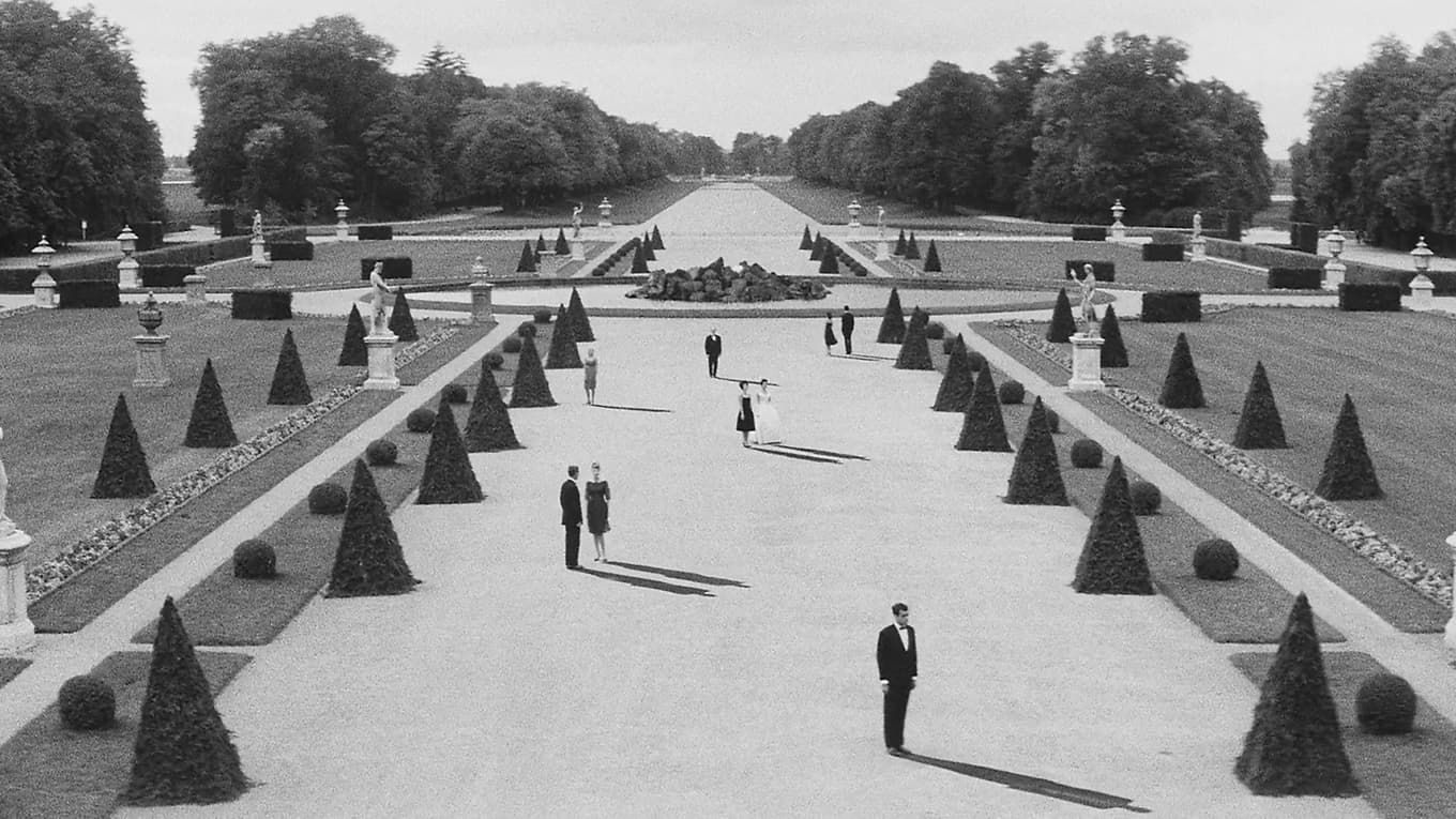Människan är upplyst, men hon kastar likväl olycksbådande skuggor över sitt rum. Scen ur ”I fjol i Marienbad” (1961). Foto: Skärmbild