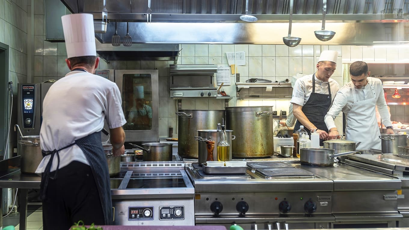 Restaurangbranschen står för en stor del av arbetskraftsinvandringen. Allt fler ansökningar i branschen avslås dock på grund av högre lönekrav. Foto: Shutterstock