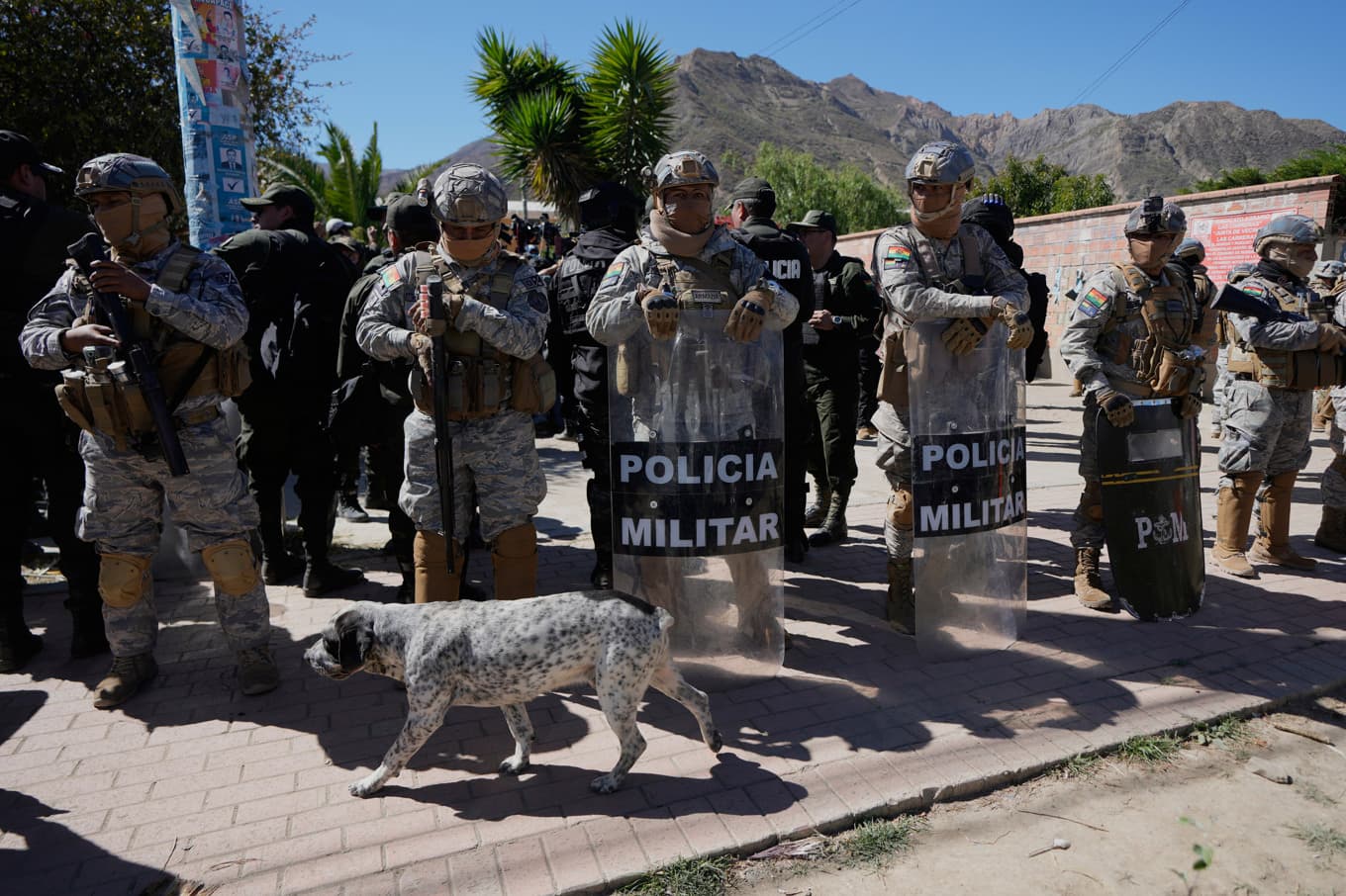 Demonstranter har satt i system att blockera vägar runt om i Bolivia. Polis sattes även in mot sådana protester under fredagen, i bland annat Carreras. Foto: Juan Karita/AP/TT