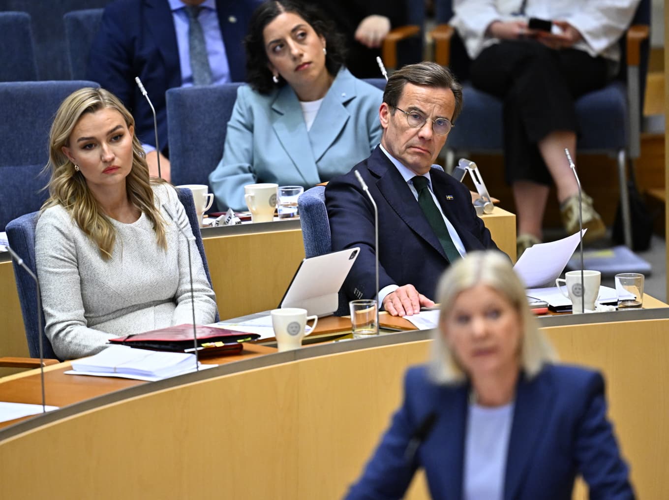 KD-ledaren Ebba Busch och M-ledaren Ulf Kristersson under partiledardebatten i riksdagen. I förgrunden S-ledaren Magdalena Andersson och i bakgrunden L-ledaren Simona Mohamsson. Foto: Jonas Ekströmer/TT