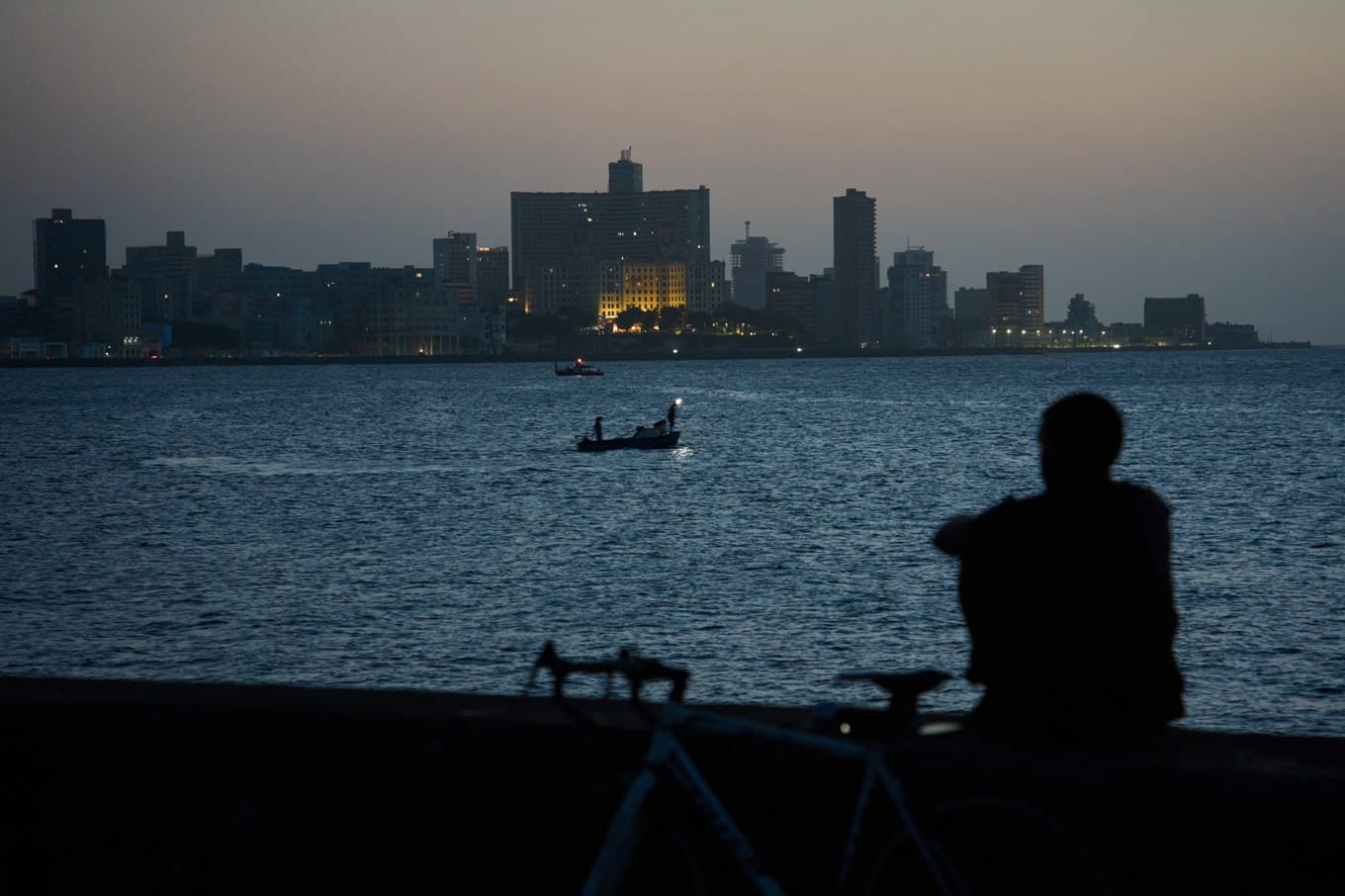 En man tittar ut över havet i ett strömlöst Havanna. Bilden är tagen 14 juli 2026. Foto: Ramon Espinosa/AP/TT