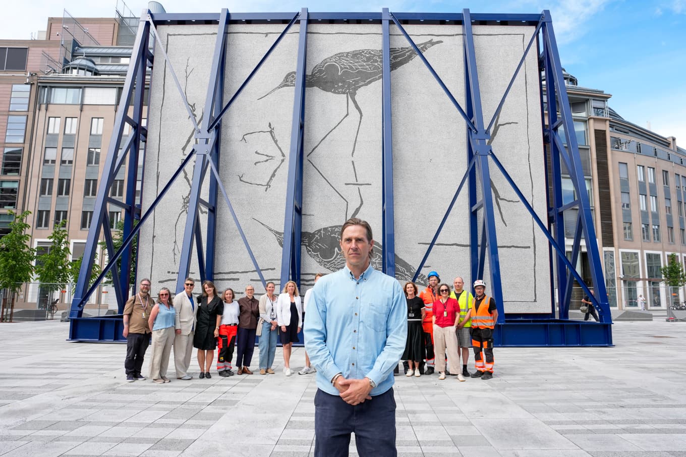 Konstnären Matias Faldbakken framför monumentet "Opprettholdelse" (Underhåll) vid en förhandsvisning i regeringskvarteret i Oslo i juni. Foto: Ole Berg-Rusten/NTB/TT