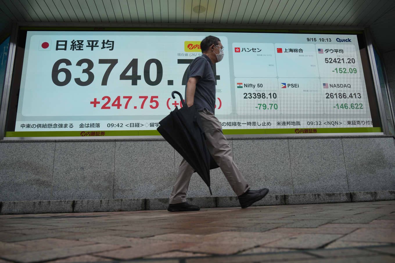 Nikkei 225 klättrar på tisdagen. Foto: Eugene Hoshiko /AP/TT