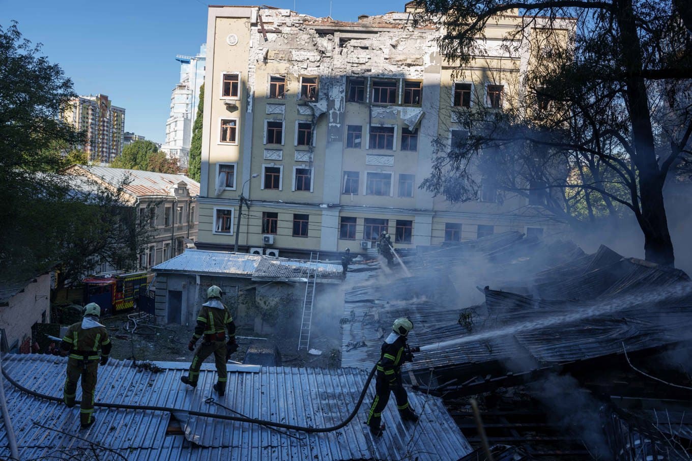 Skadade byggnader i Kiev på fredagsmorgonen. Foto: Evgeniy Maloletka/AP/TT