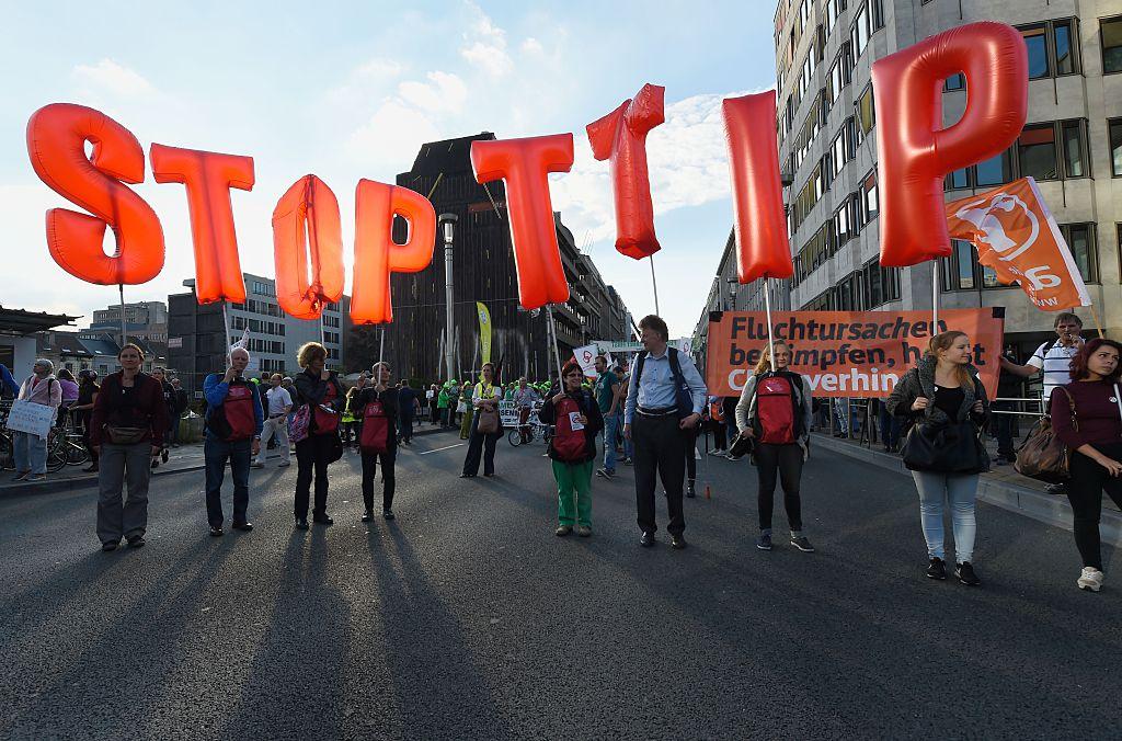 Många demonstrationer har hållits mot TTIP men det verkar bli av. (Foto: John Thys /AFP/Getty Images)