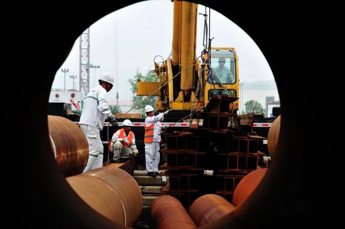 Enligt den oberoende undersökningen China Beige Book (CBB) har ekonomin i Kina stabiliserats, vilket dock har sitt pris. Bilden visar arbete vid en oljeplattform i Qingdao. (Foto: STR/AFP/Getty Images)