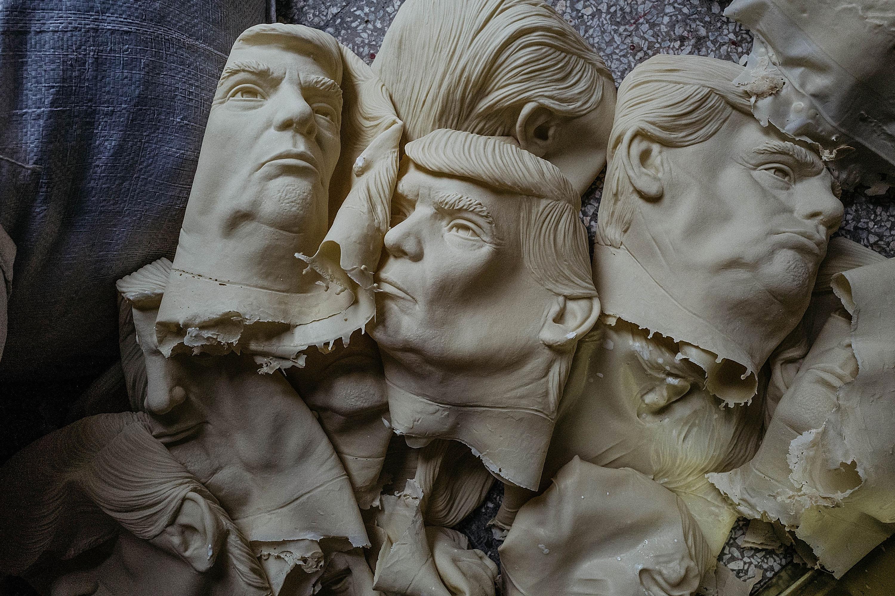 Donald Trump-masker tillverkas i en fabrik i Shenzhen i Kina. Trump har visat en hel del olika ansikten gentemot Kina under valrörelsen, men vilket är det riktiga? (Foto: Anthony Kwan/Getty Images)