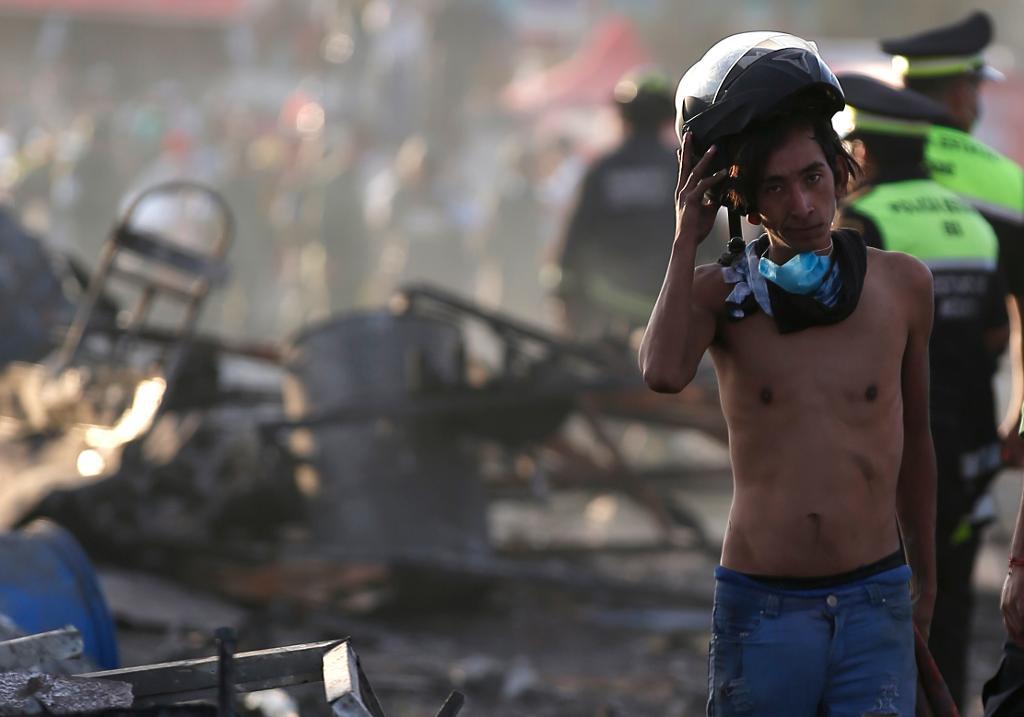 Räddningsarbetare går igenom den utbrända marknaden San Pablito i Tultepec, norr om Mexiko City.
(Foto: Eduardo Verdugo/AP/TT)