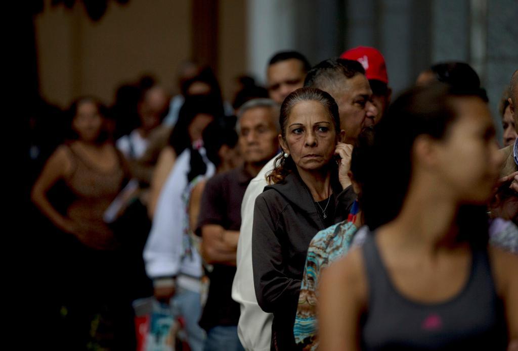 Långa köer utanför bankerna i Caracas och Maracaibo där 100-bolívarsedlarna fortfarande kan lämnas in. (Foto: Fernando Llano/AP/TT)